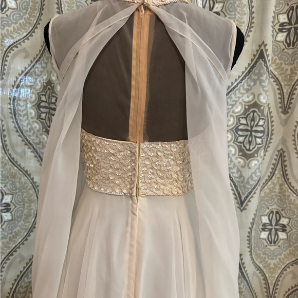 Stunning Vintage 1970’s White Chiffon Gown by the legendary Mike Benet. Size 8 - Picture 12 of 16